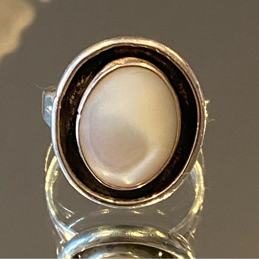 925 mother of Pearl Sterling Ring 7.36gr. Size 11